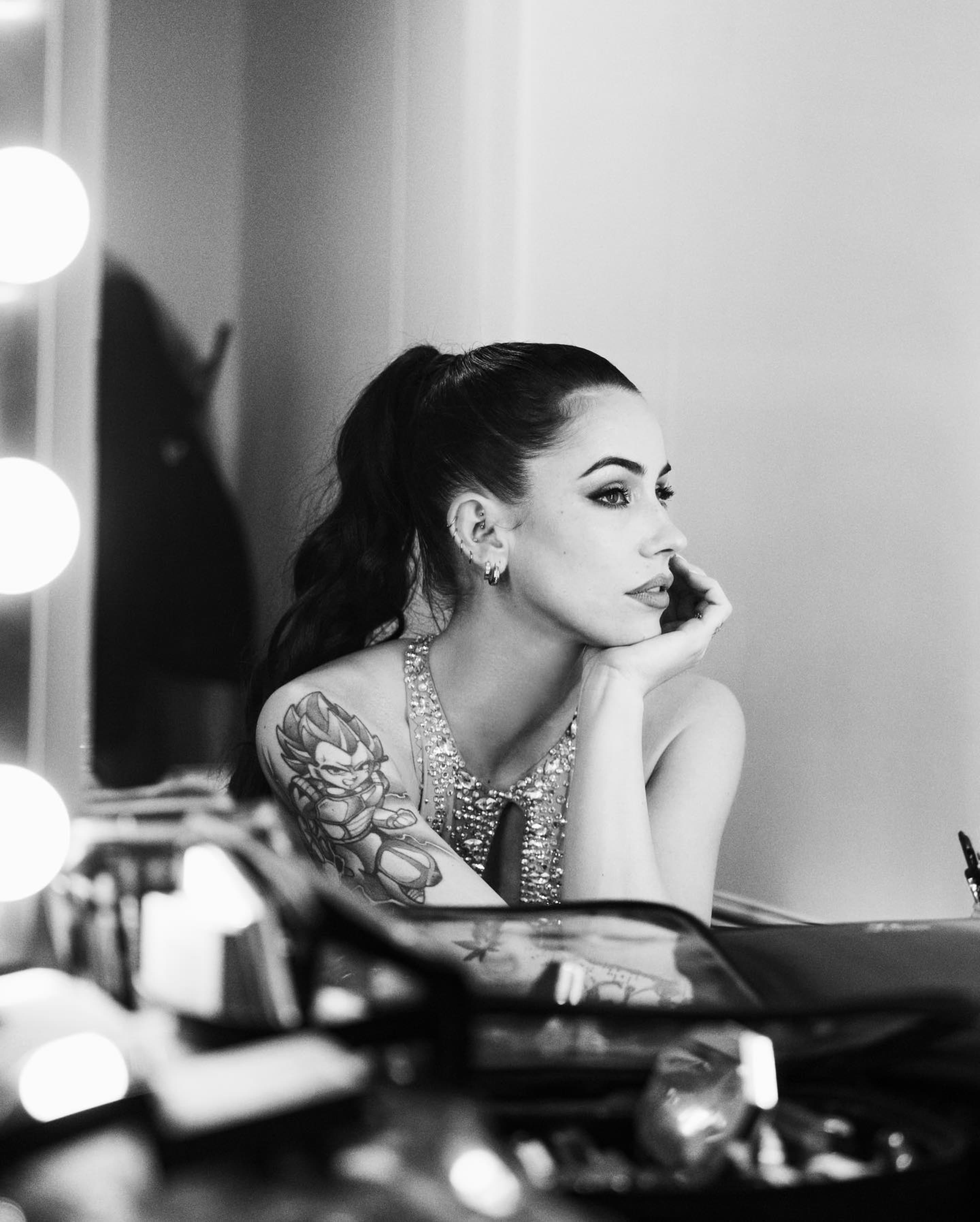 gaelle en noir et blance face à un mirori