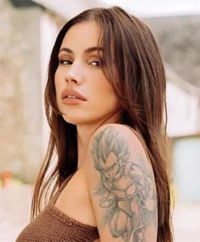 image ou on voit gaelle de profil, mais son visage est de face, on voit son tatouage sur mon epaule