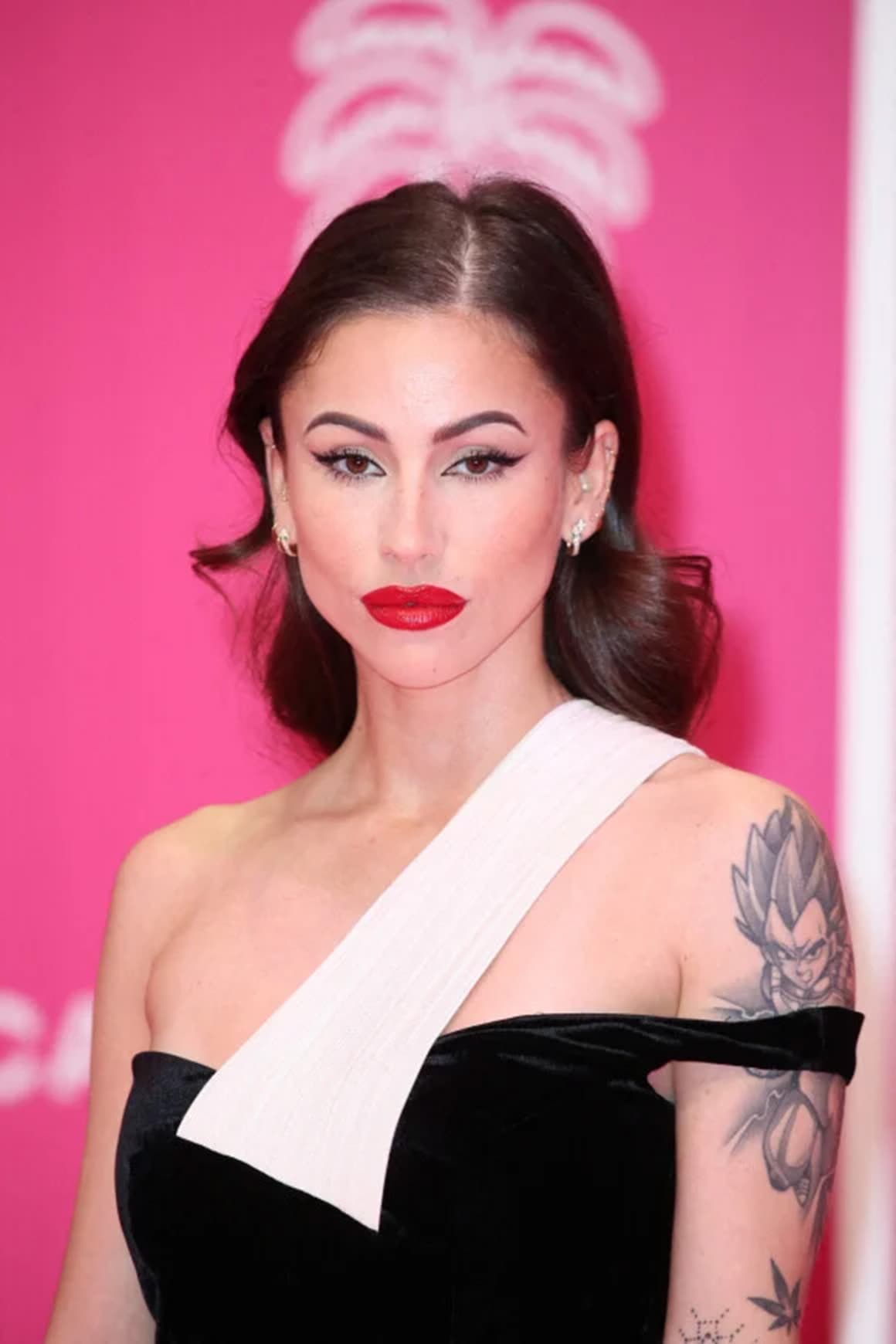 image de gaelle, bien habillé et bien maquillé