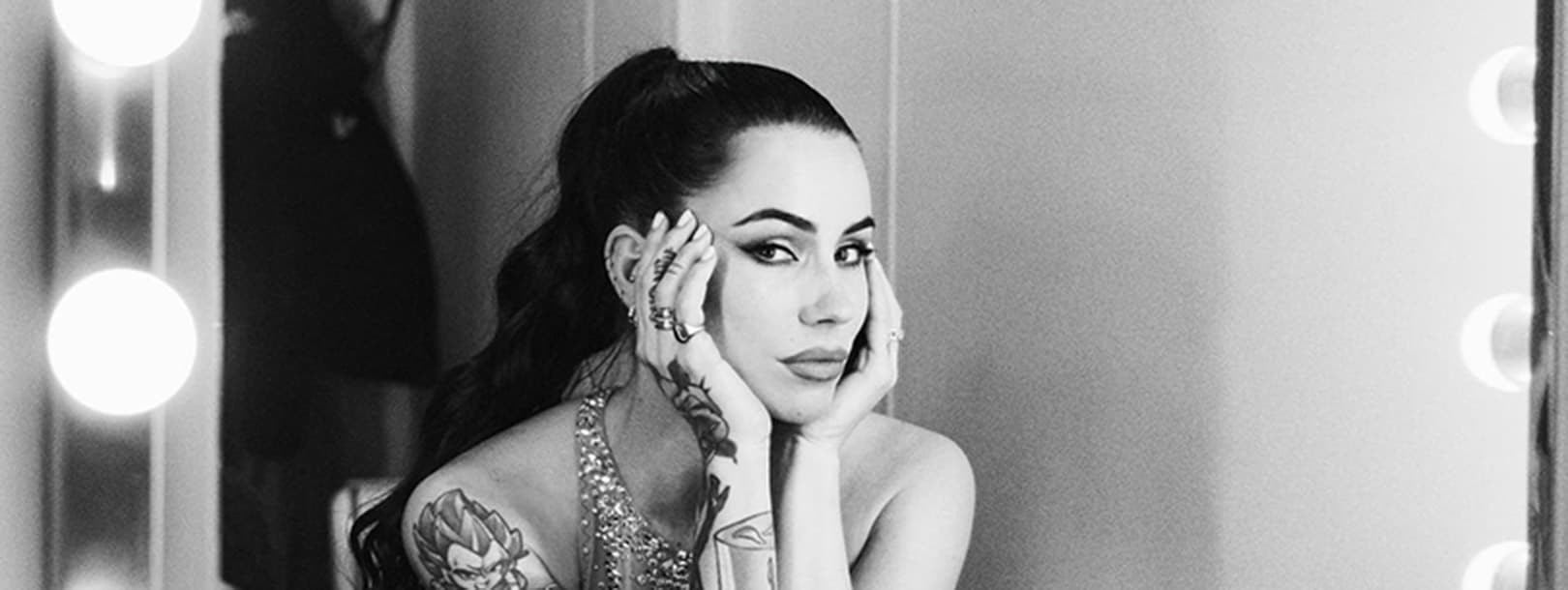 image de gaelle en noir et blanc face a un miroir