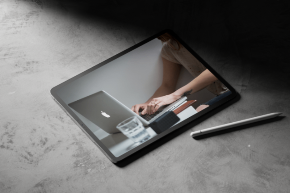 Visuel d'une perosnne derrière son ordinateur